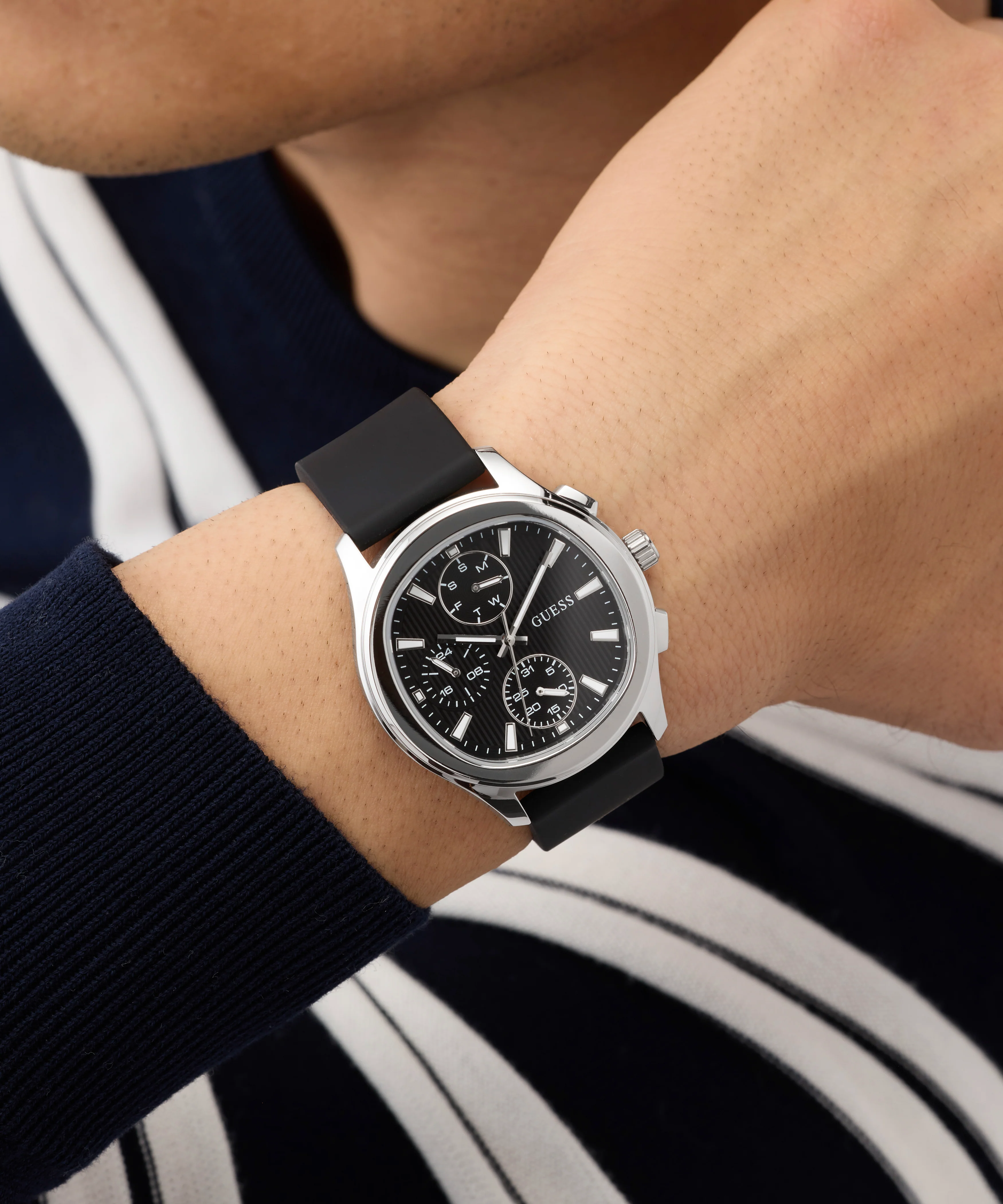 179-guess-mens-palmer-black-silver-tone-analog-watch-6.webp GUESS Mens Palmer Black Silver Tone Analog Watch
