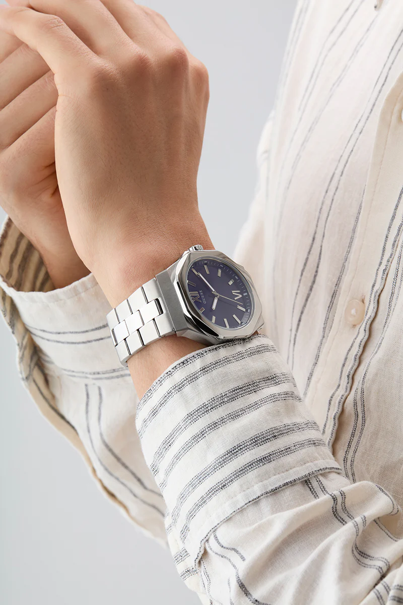 GUESS Mens Silver Tone Analog Watch